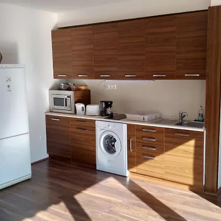 Lara Apartman *