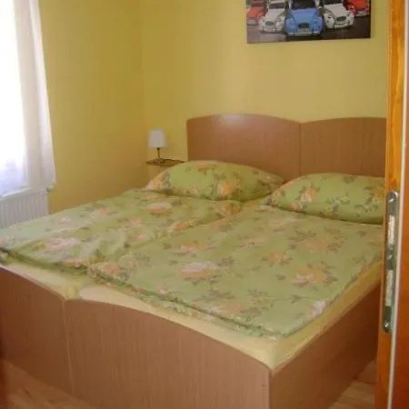 Lara Apartman *